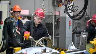 "Через полгода вернулся". Сотрудники Allur рассказали о преимуществах работы на заводе