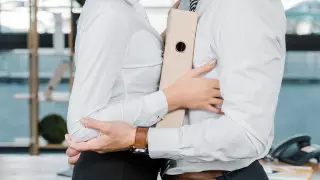 Наказывать за приставания на рабочем месте предложили в Казахстане