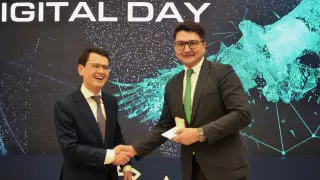 Награду "Үздік цифрландырушы" вручили руководству Halyk Bank