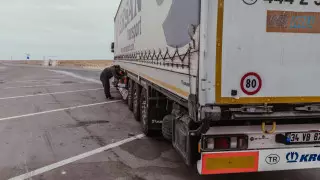 Фуру с мясом "обнесли", пока водитель спал в кабине в Актюбинской области