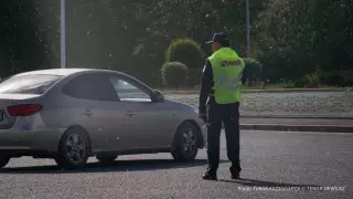 Взятку в миллион тенге предлагал водитель полицейским в Шымкенте