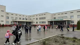 Жылуы жоқ: Қоянқұстағы мектеп оқушылары көрпеше тасып, сабақта күртемен отырады