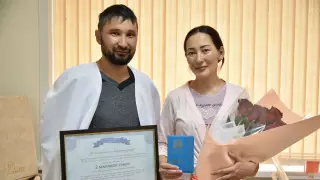 Родителям 20-миллионных казахстанцев вручили необычные свидетельства