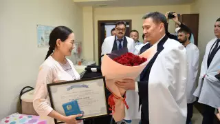 Марат Ахметжанов поздравил семью 20-миллионного жителя страны