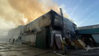 Склад горит в Алматы