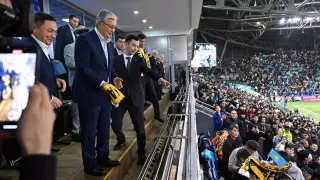 Юный болельщик поймал шарф Токаева после матча Казахстан - Сан-Марино