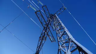 Опора линии электропередачи сломалась из-за снега в СКО