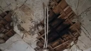 "Үйінді астында қаламыз". Ақтөбеде салынғанына жүз жыл болған үйдің тұрғындары үреймен өмір сүріп жатыр