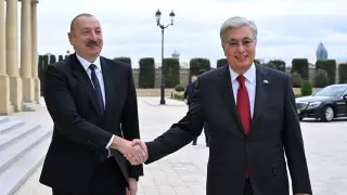 Касым-Жомарт Токаев встретился с Ильхамом Алиевым в Баку