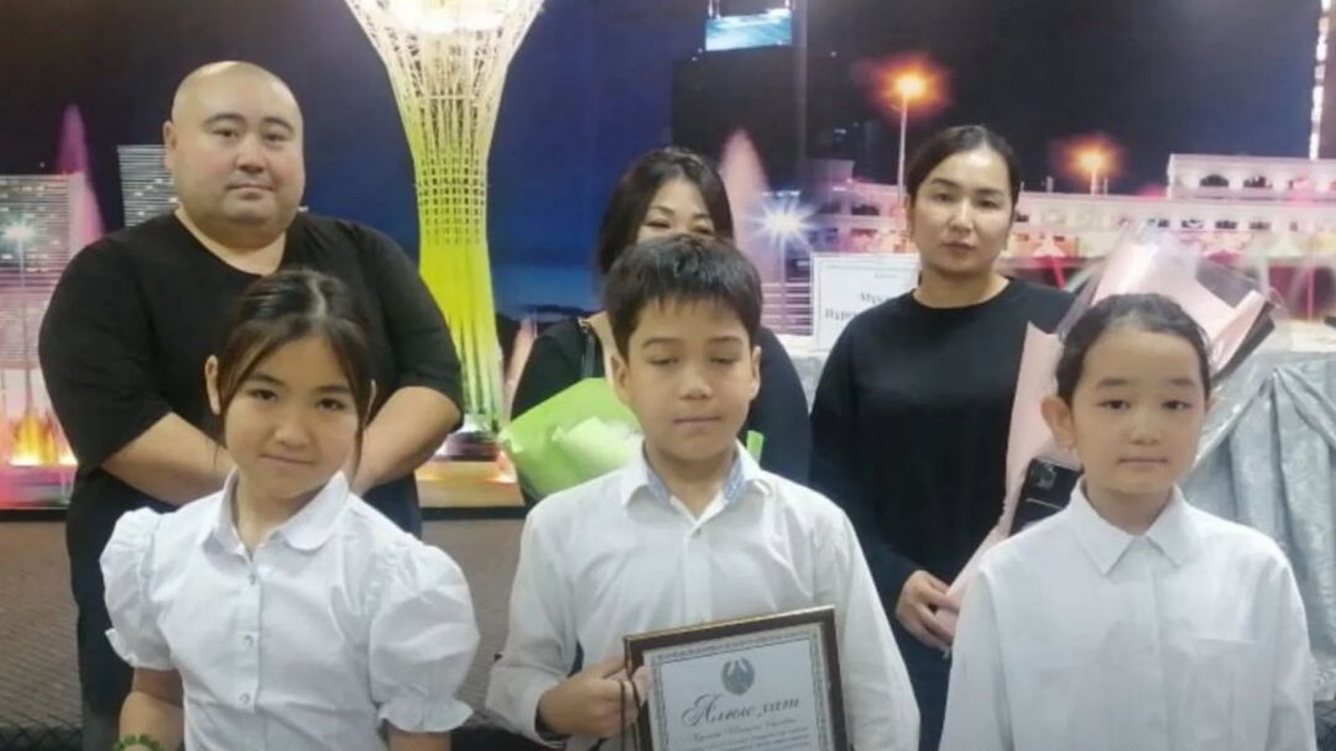 В Кокшетау школьники нашли на улице сумку с крупной суммой денег и золотом