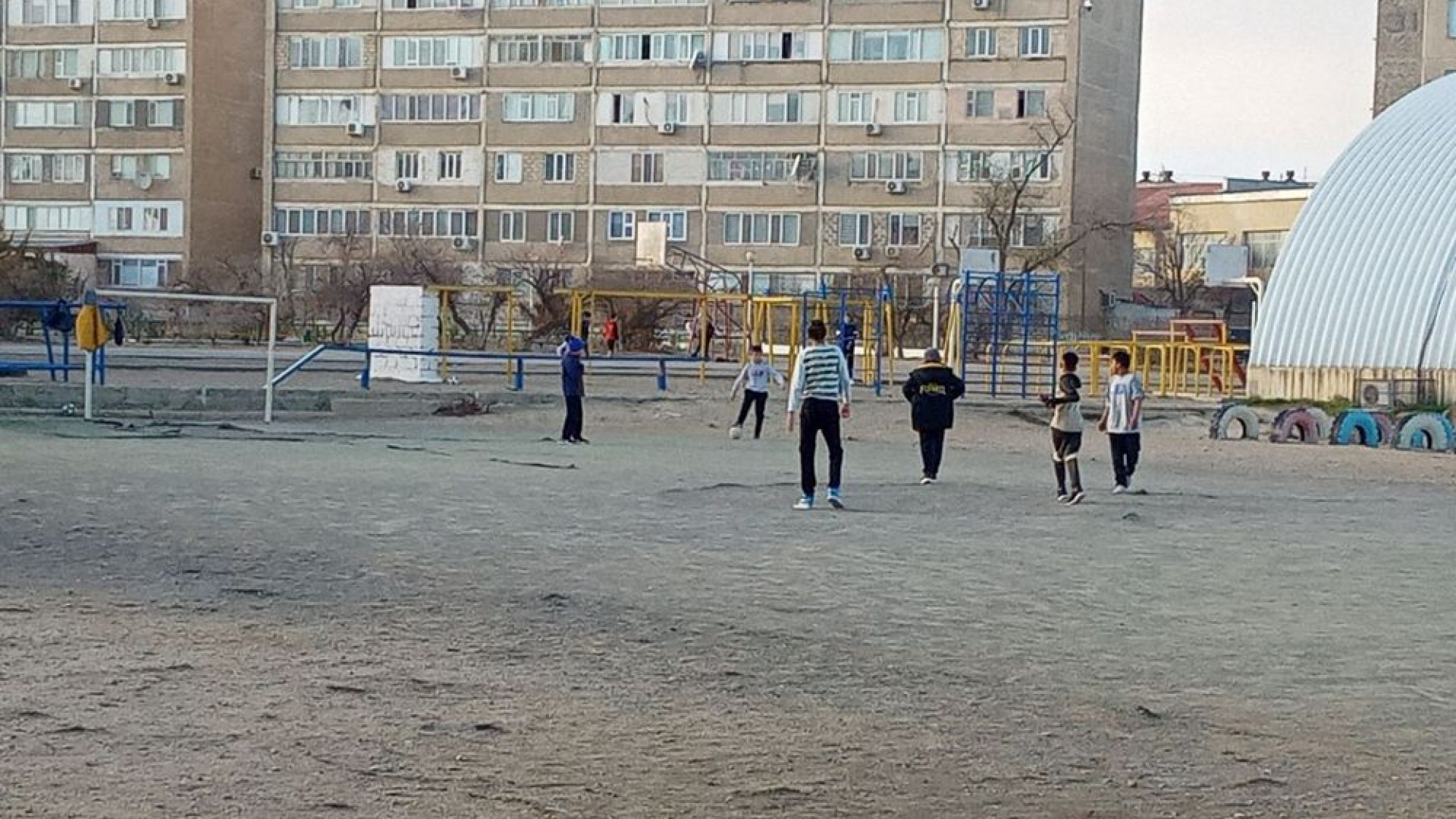 О травмоопасных футбольных полях заявили родители школьников в Актау