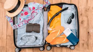 Шлепанцы и жвачка: туристам рекомендовали не брать их в эти страны