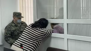 Убийство 7-летней девочки в Алматы: общественницу Балжан Турлыбек привели в суд