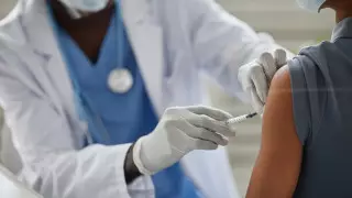 "Я сама привела в поликлинику внука": глава Минздрава о вакцинации против кори