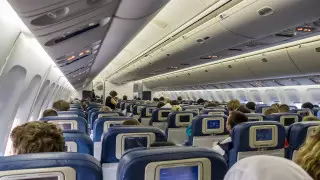 Муж и жена подрались в самолете и сорвали рейс