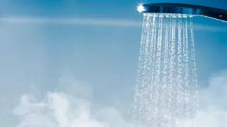 Эксперты рассказали, почему не стоит принимать горячий душ после авиаперелета