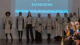 Казахские чапаны покорили подиум в Париже