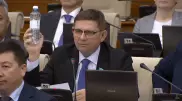 “Европейцы падают в обморок“. Казахстанский депутат показал бутылку воды на заседании
