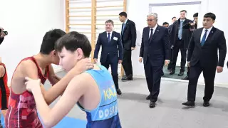 Токаеву показали сельский спорткомплекс в Актюбинской области