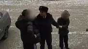 Нападение мужчины на девочку попало на видео в Семее