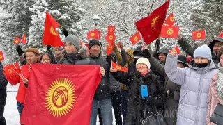 Акция протеста против изменения флага страны проходит в Бишкеке
