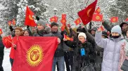 Акция протеста против изменения флага страны проходит в Бишкеке