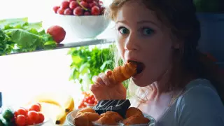 Просыпаюсь среди ночи голодным: о чем это может говорить