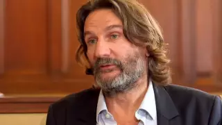 Известного писателя Фредерика Бегбедера задержали во Франции: что произошло