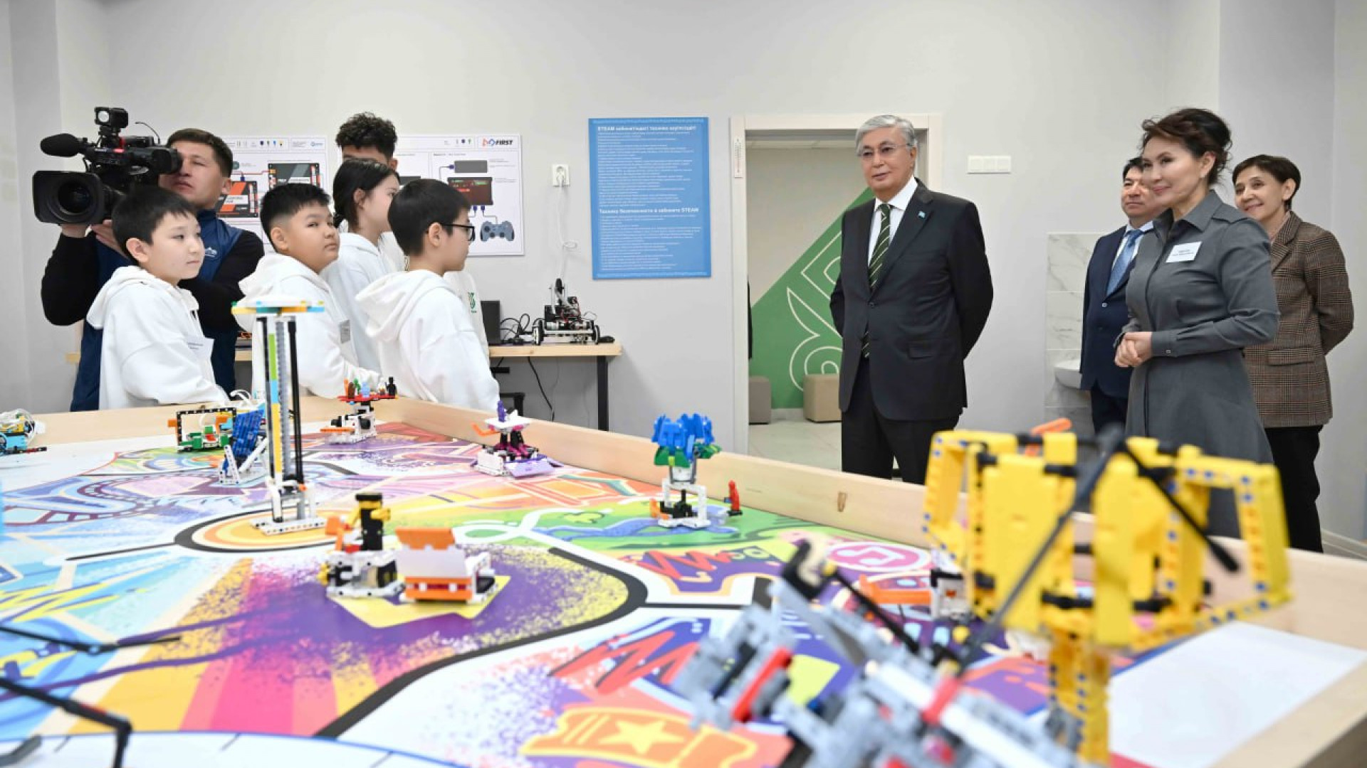 Токаев посетил школу, построенную на конфискованные деньги коррупционеров