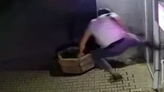 Прохожий ударом ноги разбил каленое стекло в пункте выдачи заказов в Алматы