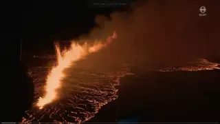 Мощное извержение вулкана началось на исландском полуострове