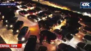 Водители в Усть-Каменогорске выстроили елку из своих авто