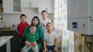 "Спасались обогревателем в морозы". Как семья с 5 детьми зимовала в квартире без батарей