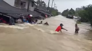Страшные кадры наводнения в Таиланде появляются в сети