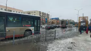 Көкшетауда су құбыры жарылып көше ортасында су атқылады