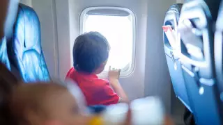 Почему шторка иллюминатора должна быть поднята при взлете, ответили эксперты