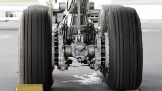 Едва живого мужчину обнаружили в нише шасси прилетевшего из Алжира самолета