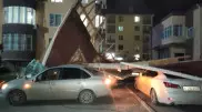 Сильный ветер в Актау: поврежденные авто и сорванные крыши