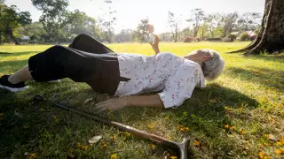 Полицейские, приехавшие по сообщению о смерти пожилой женщины, выявили у нее признаки жизни