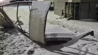 Грузовик снес остановку и врезался в магазин в центре Павлодара