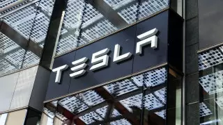 Tesla впервые за 8 лет уступила лидерство на рынке электромобилей