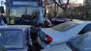 Автобус с пассажирами устроил массовое ДТП в Таразе