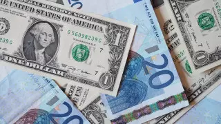 Сколько стоят доллар, евро и рубль в обменниках 8 января