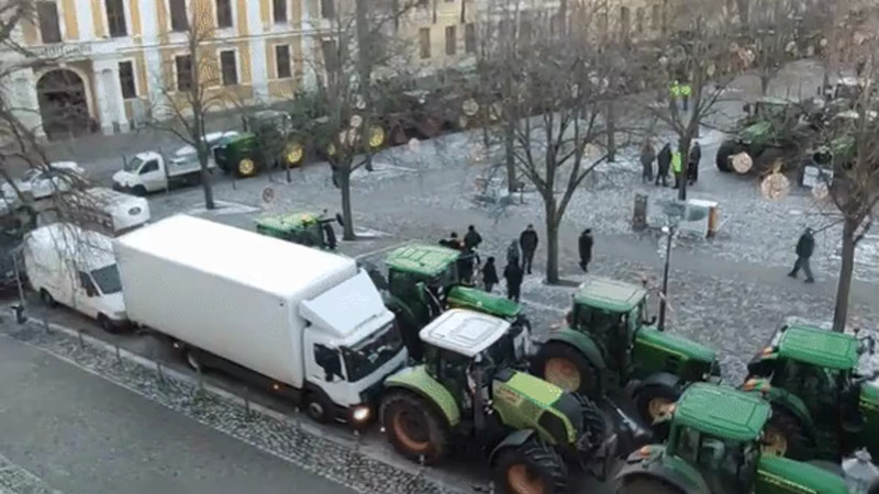 Кадры из видео