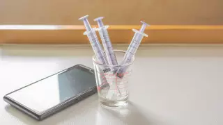 Непривитые казахстанцы начали получать SMS-поздравления: объяснение Минздрава