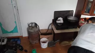 "Жиіркенгенмен амал жоқ". Қызылордада бір топ отбасы бұрынғы мекеме ғимаратын паналауға мәжбүр