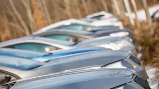 Служебные авто госслужащих заметили возле бань, саун и кафе в Семее