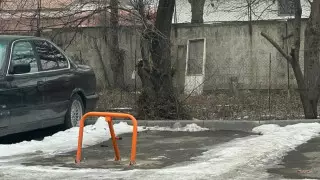 Захватившие общий двор водители возмутили алматинцев