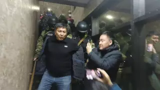 Задержания и обыски: сотрудников четырех СМИ Кыргызстана доставили на допрос