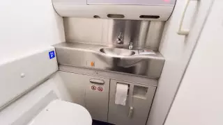 Пассажиру пришлось лететь в туалете самолета